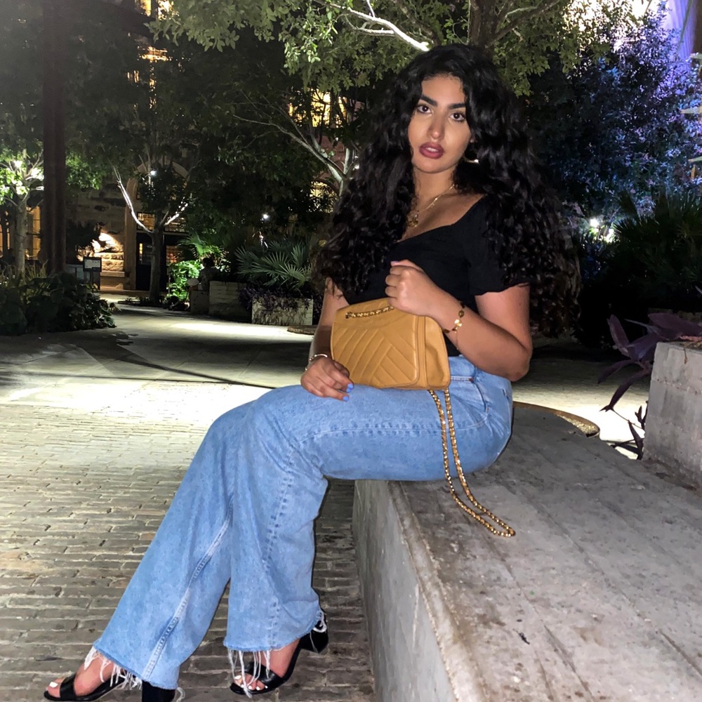 Meet your Posher, Dania
